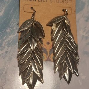 🌹Iron lily studio Leaf Earrings.